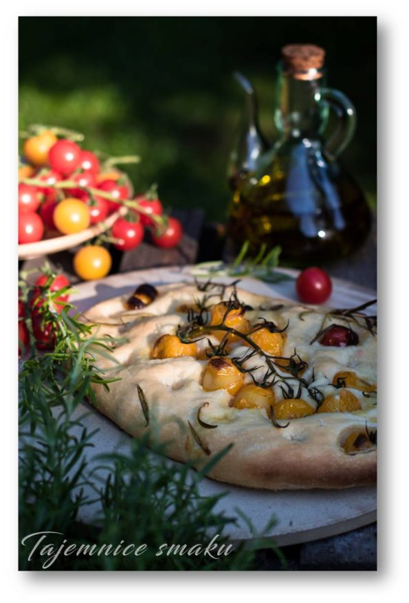 focaccia-z-nocnego-ciasta-na-winie-z-pomidorkami-i-rozmarynem