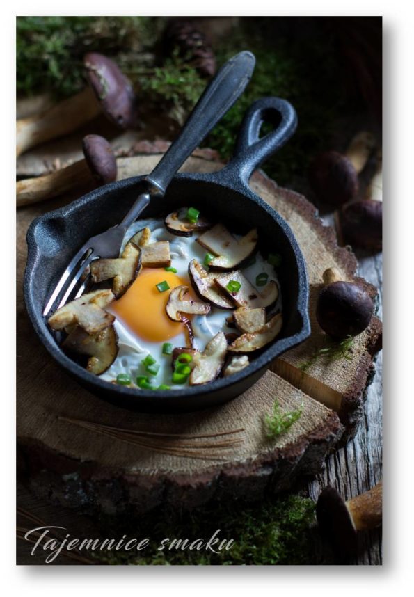 fried-eggs-with-forest-mushrooms