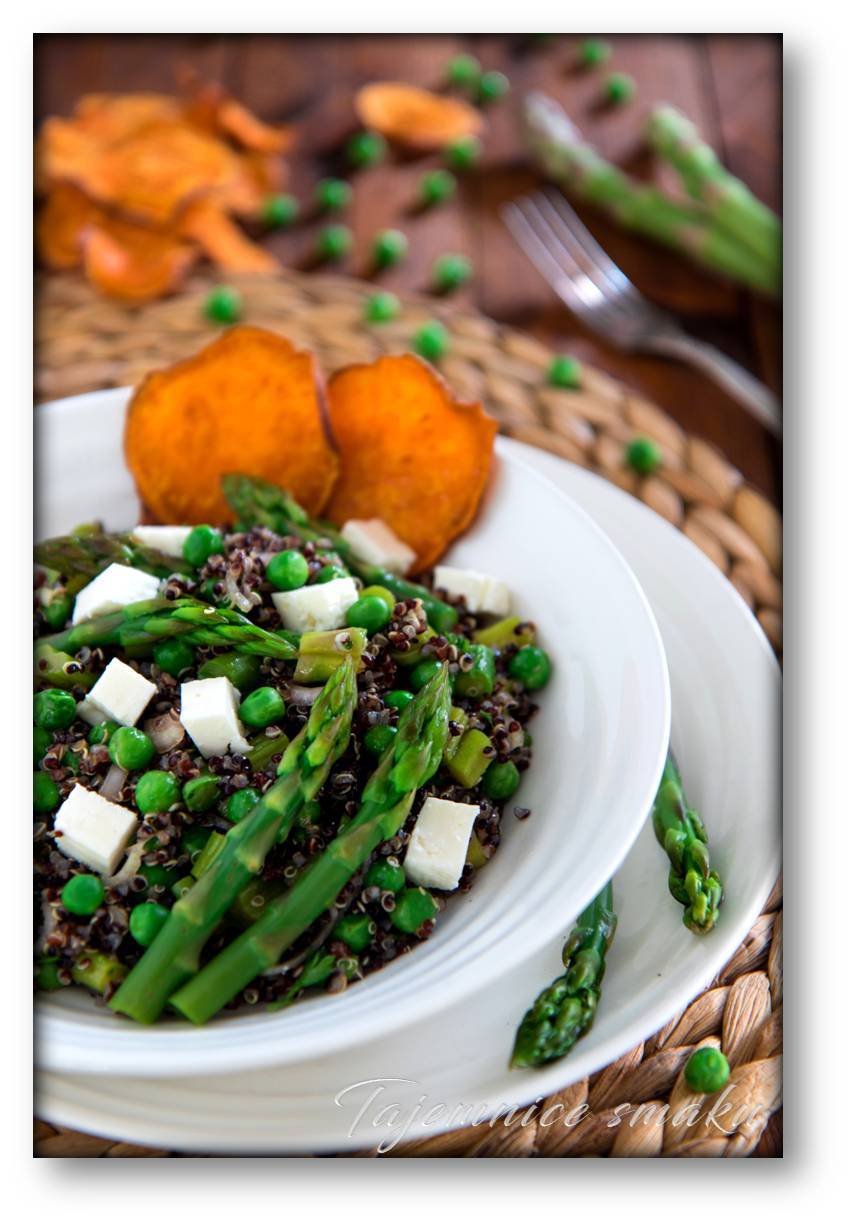 salatka-czarna-quinoa-zielone-szparagi-zielony-groszek-feta-chipsy-z-batatow