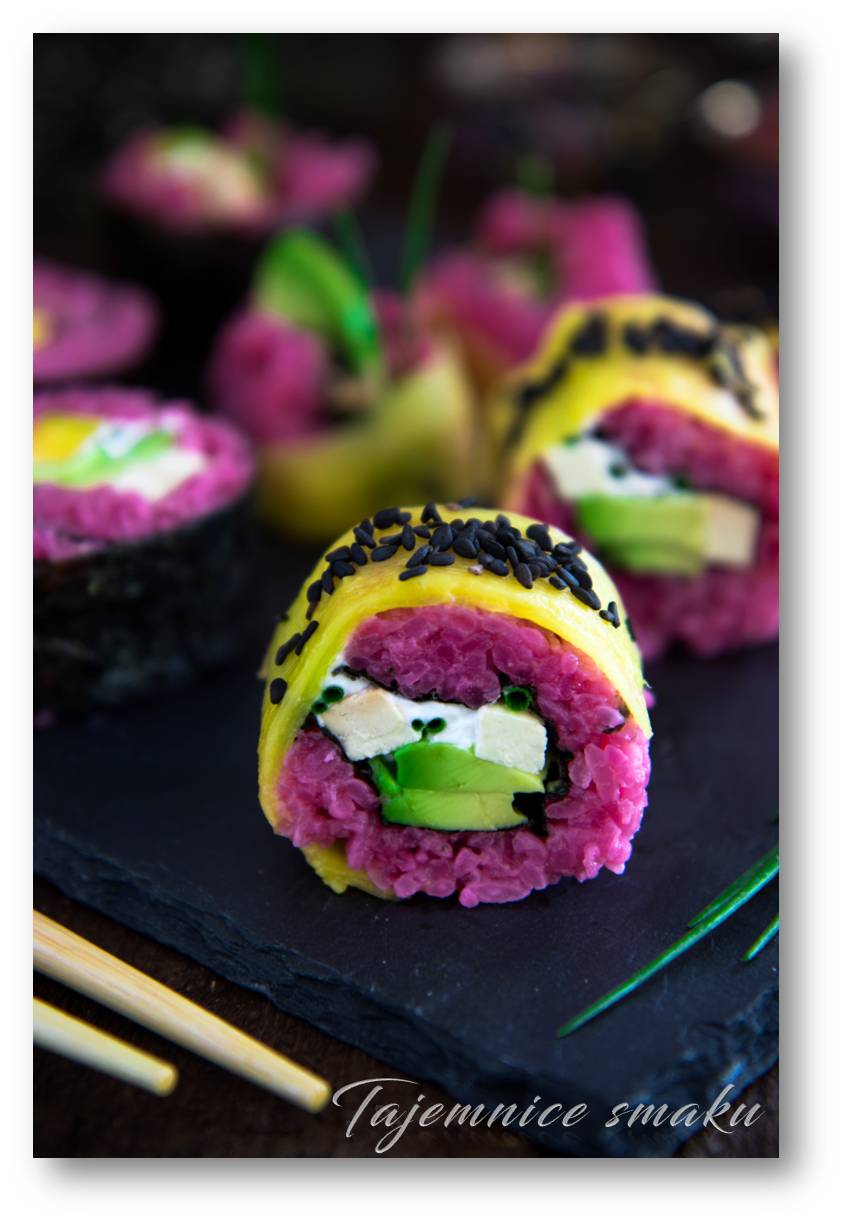 rozowe-sushi-z-awokado-wedzonym-tofu-i-mango