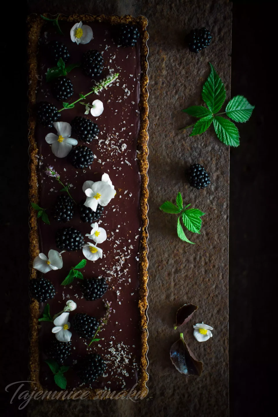 tarta-czekoladowo-jezynowa-na-orzechowym-spodzie-tarta-weganska-i-bezglutenowa