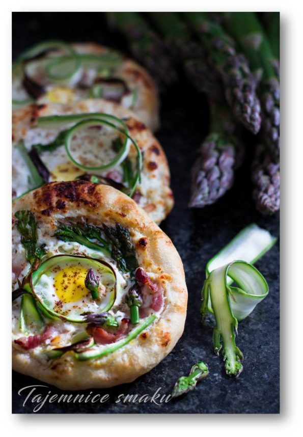 mini-pizza-z-ricotta-szparagami-i-przepiorczym-jajem