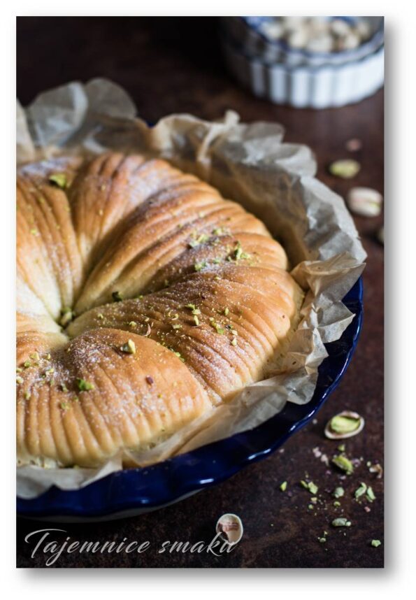 welniany-chleb-z-pistacjami-drozdzowe-ciasto-z-orzechowym-nadzieniem