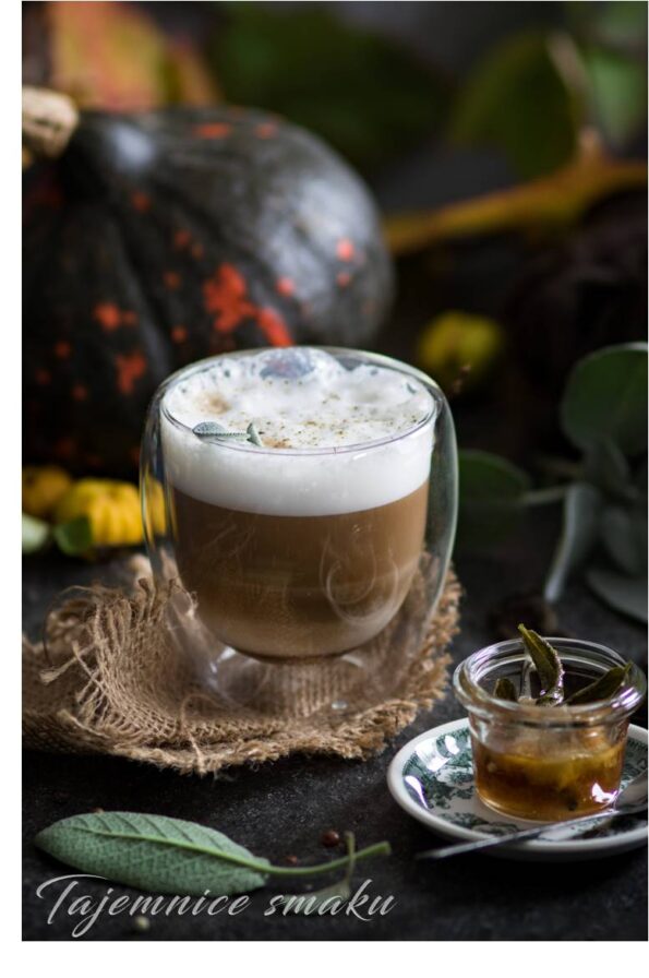 jesienna-kawa-z-syropem-klonowym-szalwia-i-kolorowym-pieprzem