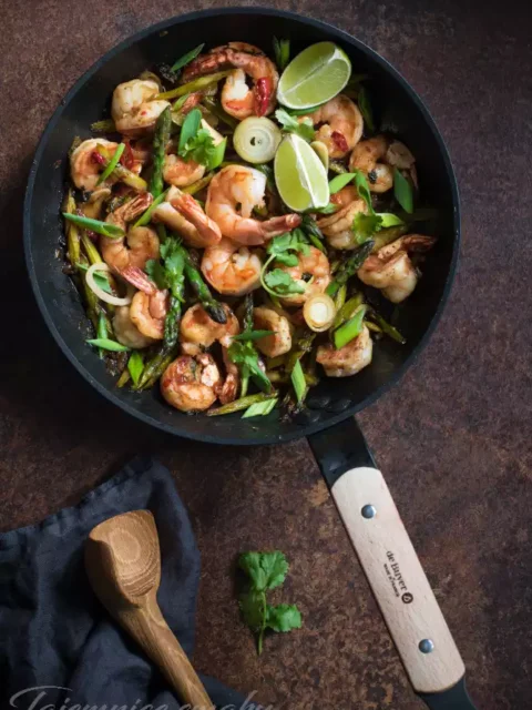 stir fry danie z patelni krewetki i szparagi w orientalnym sosie