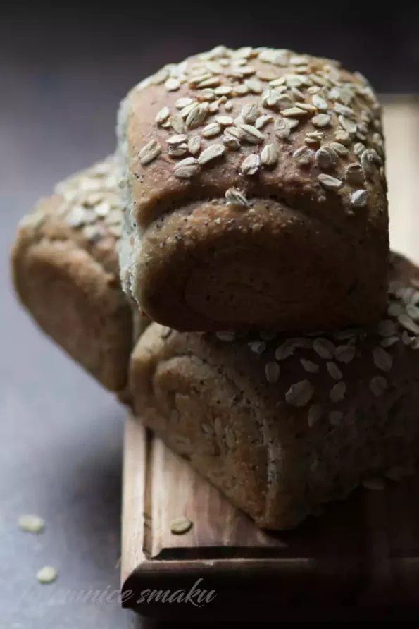 chleb owsiany na zakwasie z makiem siemieniem lnianym