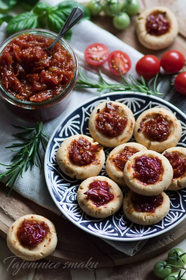 Serowe kruche ciasteczka z pomidorowym dżemem