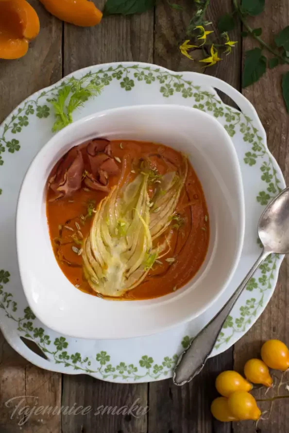 zupa-z-pieczonych-pomidorow-i-moreli-podana-z-fenkulem