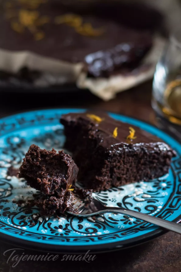 chocolate-cake-with-chocolate-syrup-sokolatopita