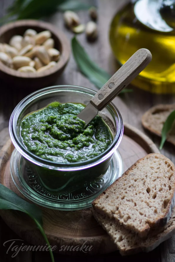 Przepis na domowe zielone pesto. Pesto z czosnku niedźwiedziego, migdałów i pistacji