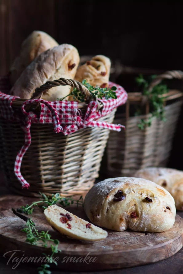 rustic-buns-with-dried-tomatoes-olives-and-thyme