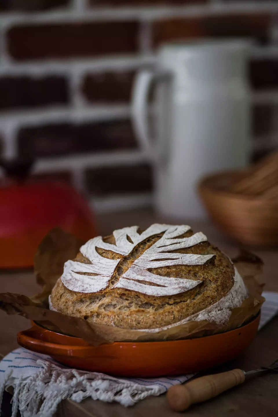Smakowity pszenno-żytni chleb na zakwasie z kaszą orkiszową, pieczony w żeliwnym garnku 