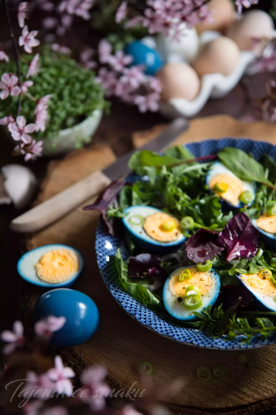 wiosenna-salatka-z-niebieskimi-jajkami