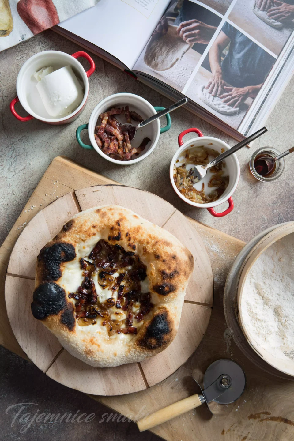 pizza-z-boczkiem-syropem-klonowym-i-karmelizowana-cebulka