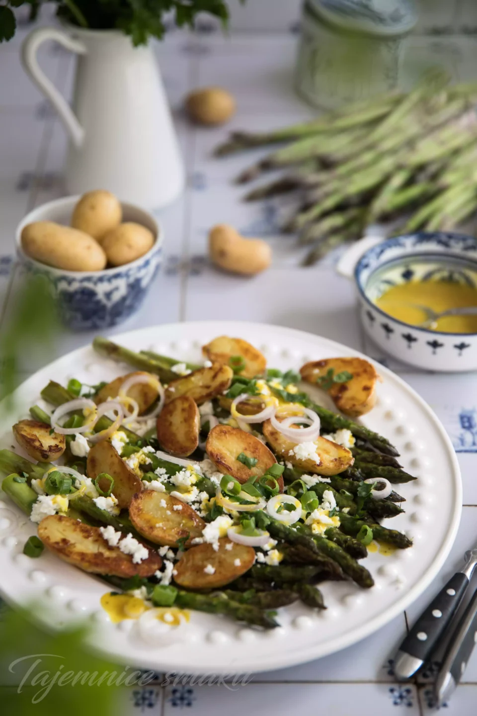 salatka-ze-szparagami-ziemniakami-i-serem-feta