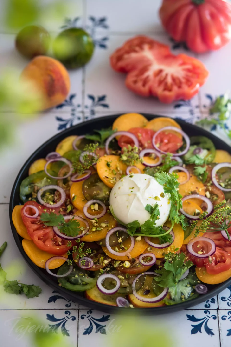 sałatka pomidory brzoskwinie burrata