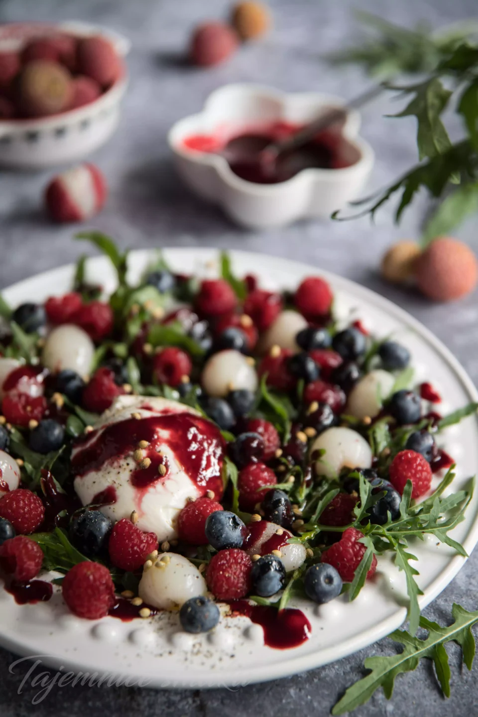 Sałatka lichi maliny rukola sos malinowy