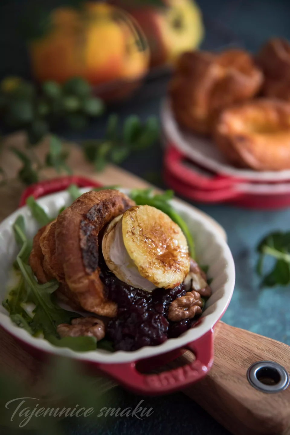 mini-dutch-baby-z-kozim-serem-chutney-z-dzemu-zurawinowego