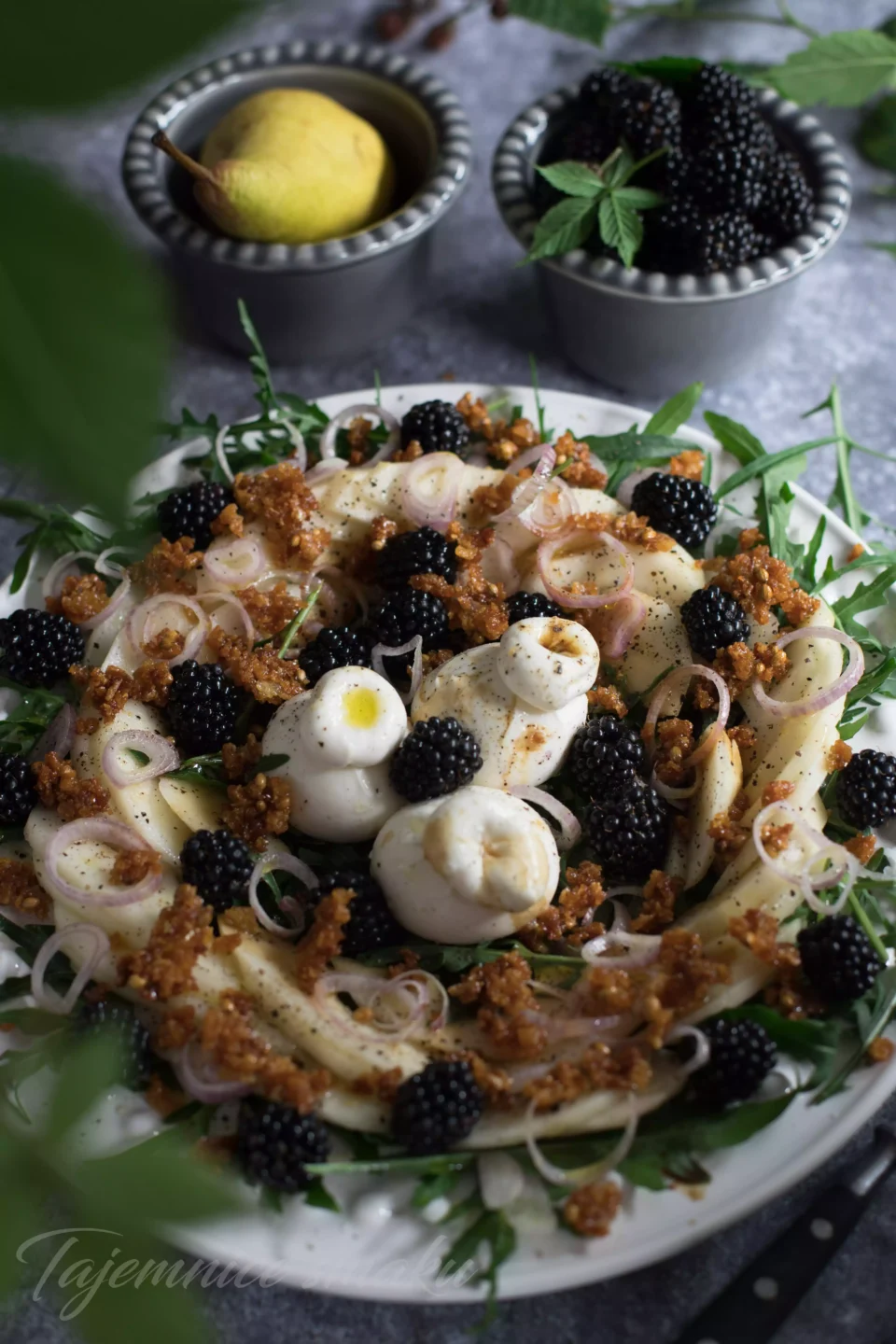 salatka-z-gruszkami-i-kruszonka-miodowa-z-panko