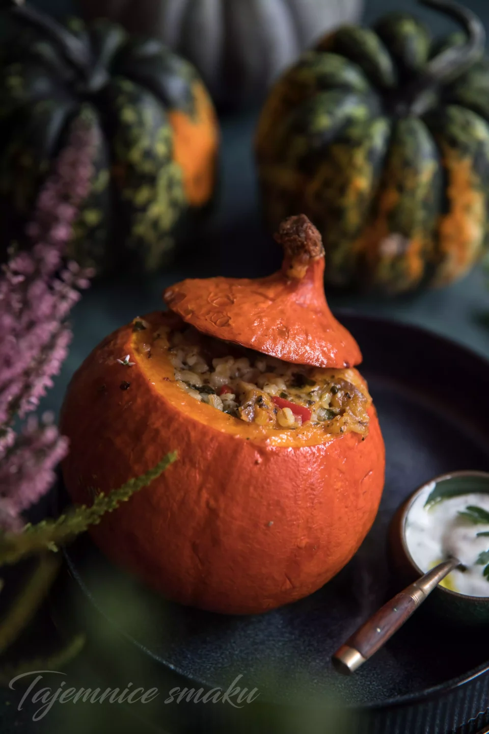 dynie-hokkaido-faszerowane-grzybami-kasza-bulgur-i-cheddarem