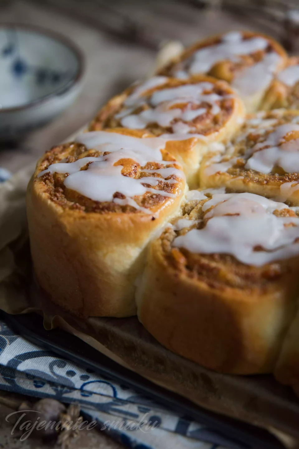 Rolowane bułki z białym makiem