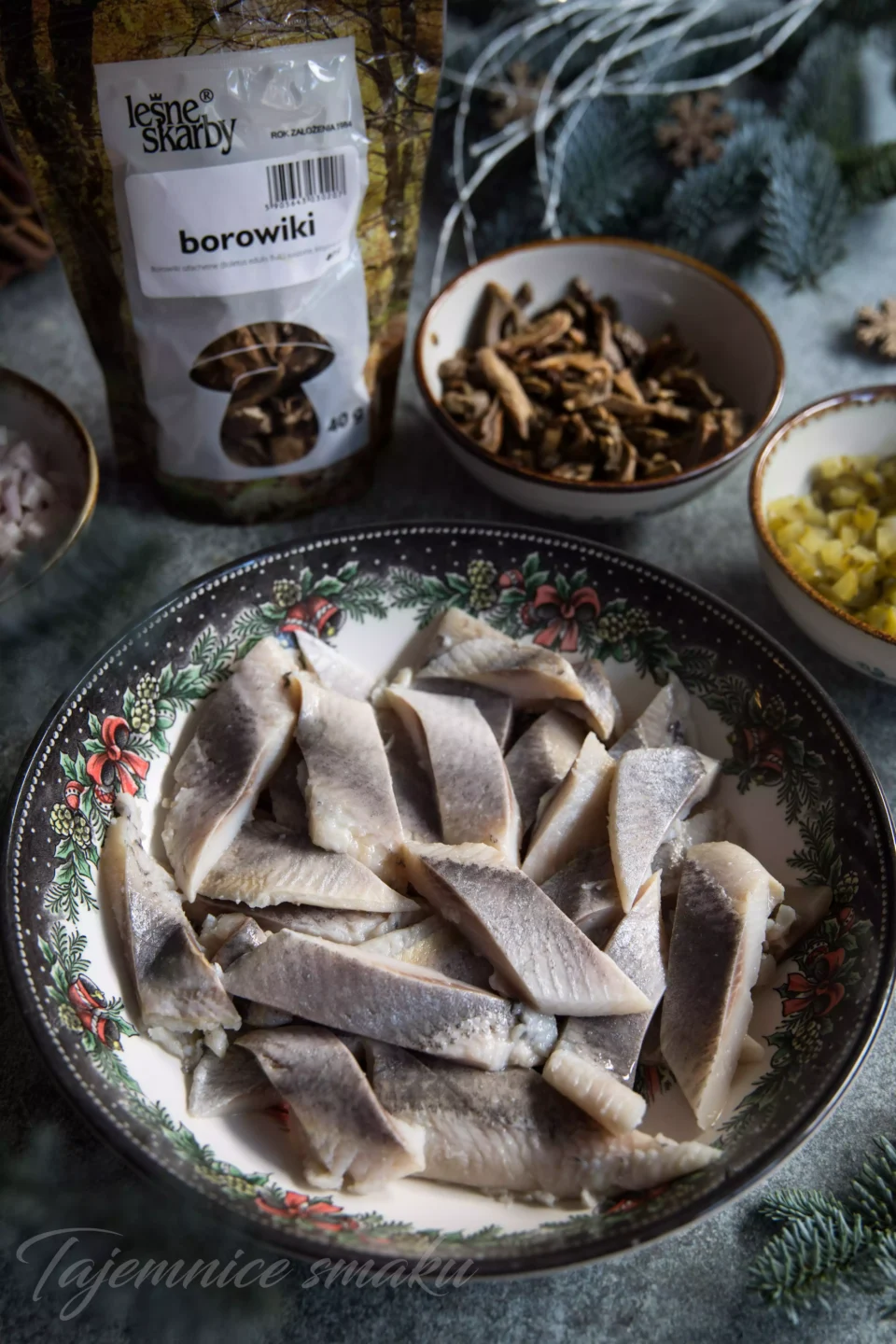 śledzie z suszonymi grzybami w sosie pomidorowym