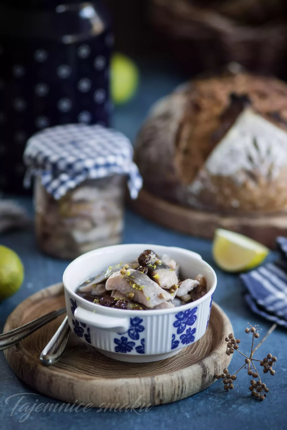 sledzie-z-rodzynkami-kolendra-i-limonka