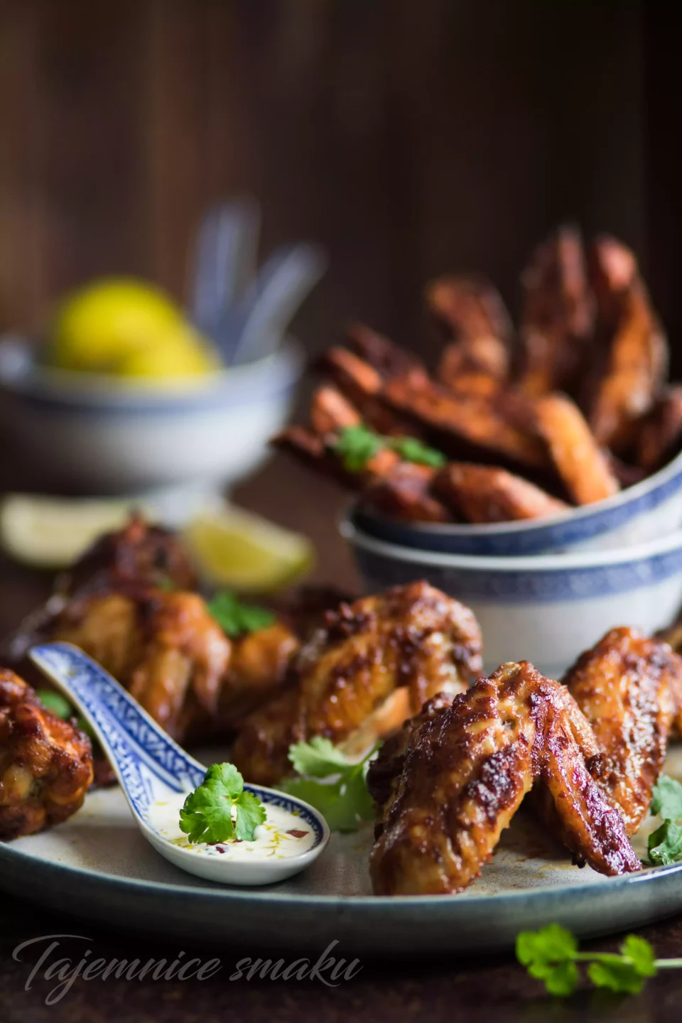 pieczone-skrzydelka-z-frytkami-z-batatow