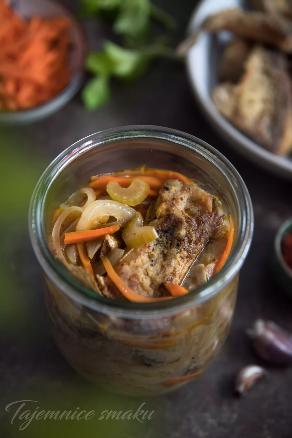 karp-w-occie-w-bulionie-z-warzywami-ryba-w-sloiku