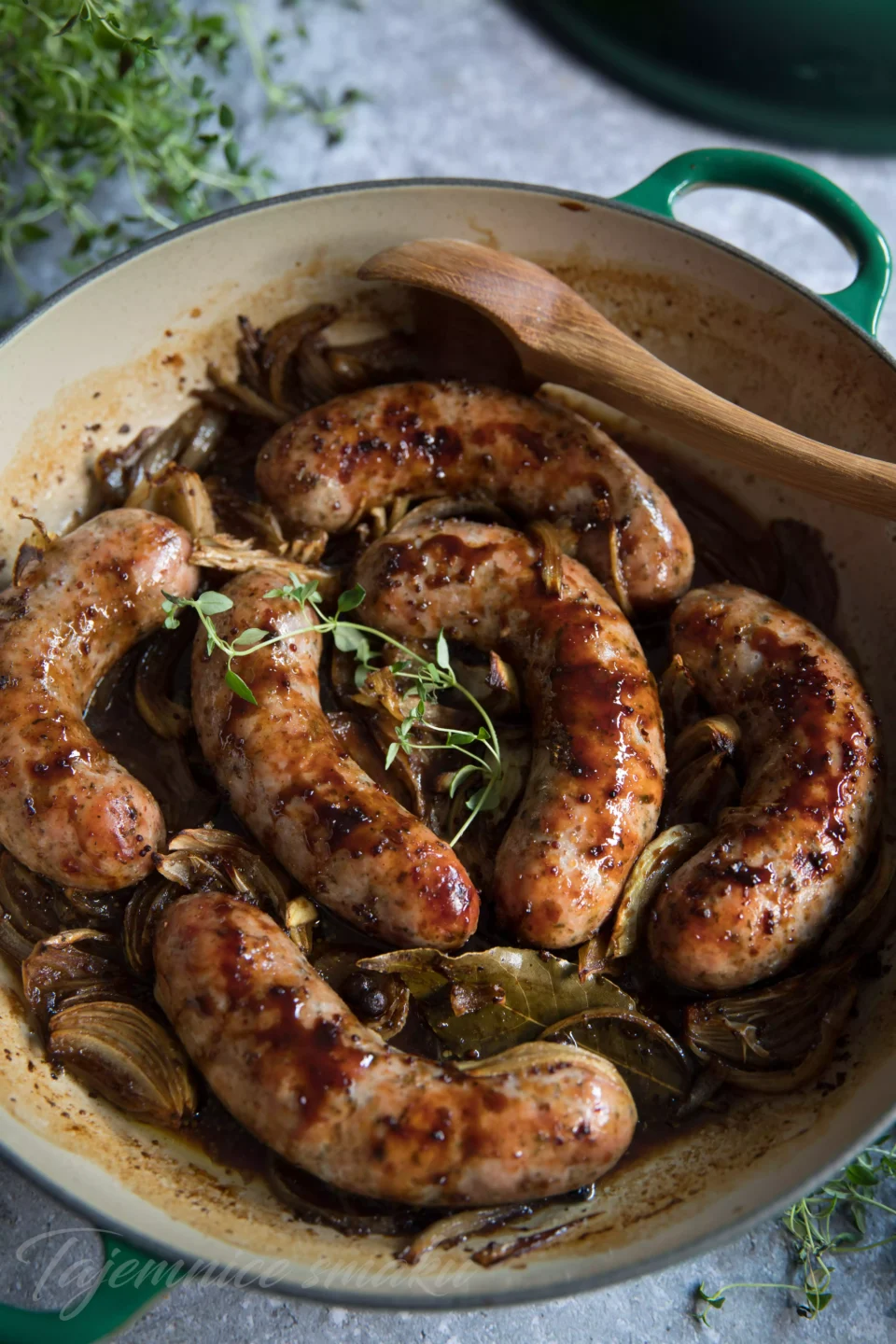 Pieczona biała kiełbasa z piwną glazurą