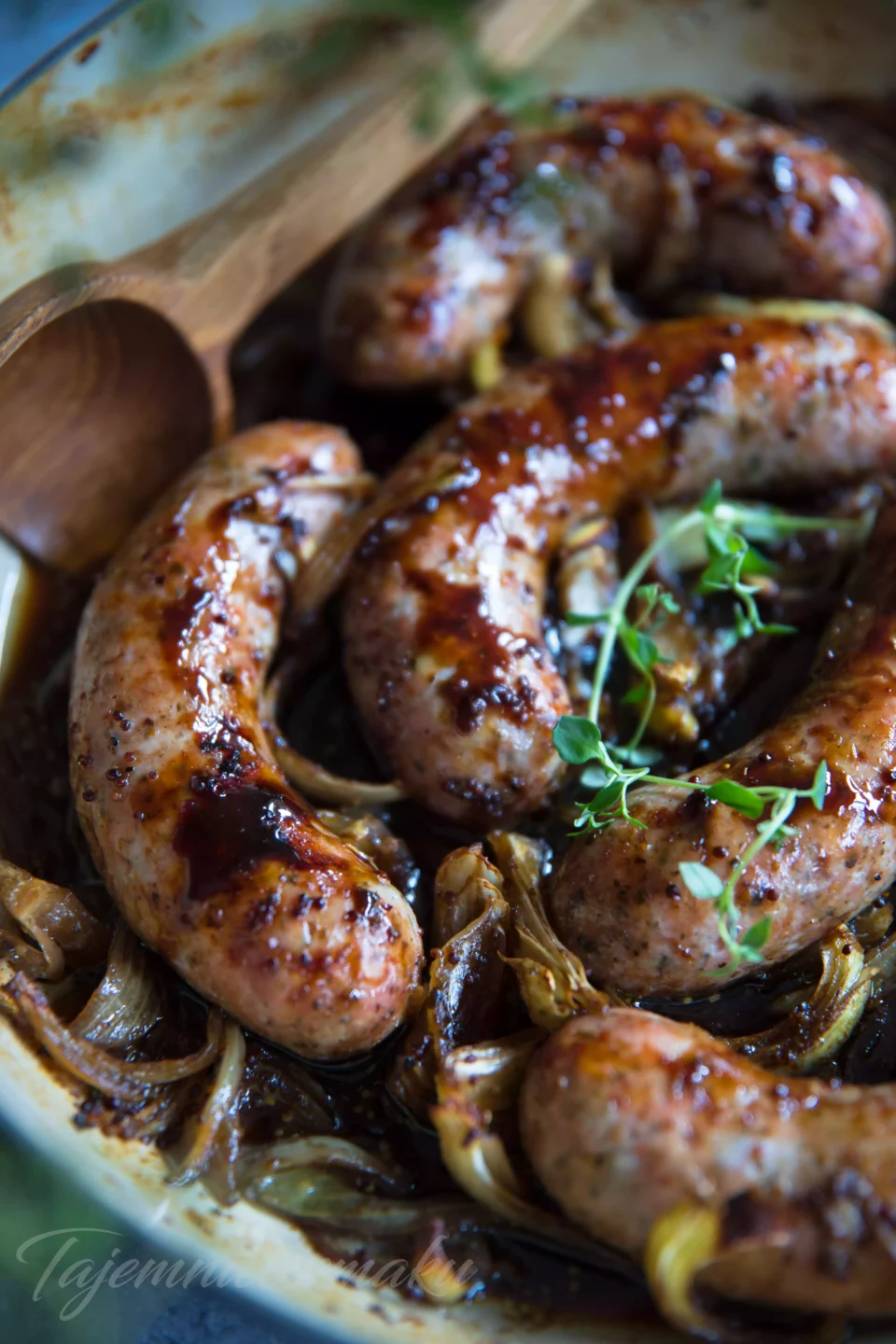 Pieczona biała kiełbasa z piwną glazurą