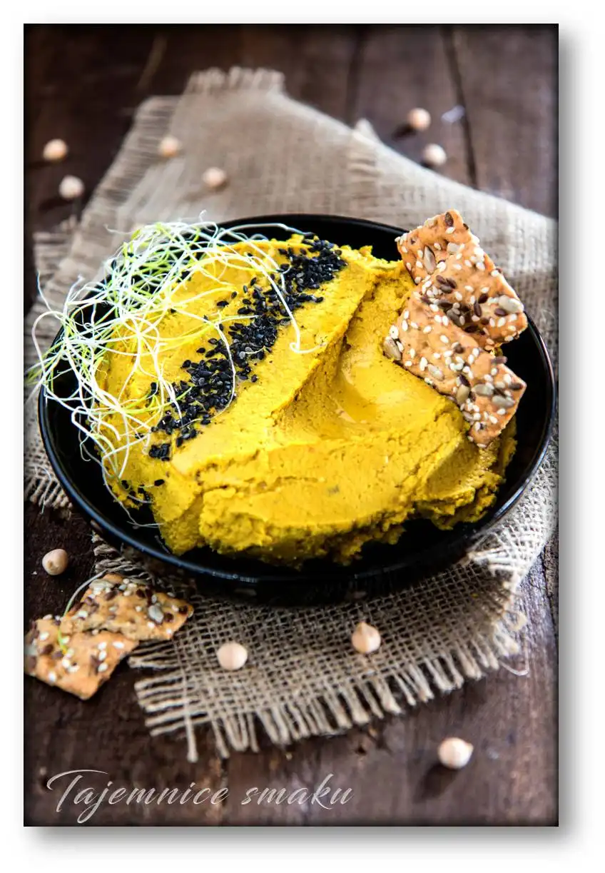hummus-z-suszonymi-pomidorami-i-aromatycznymi-przyprawami