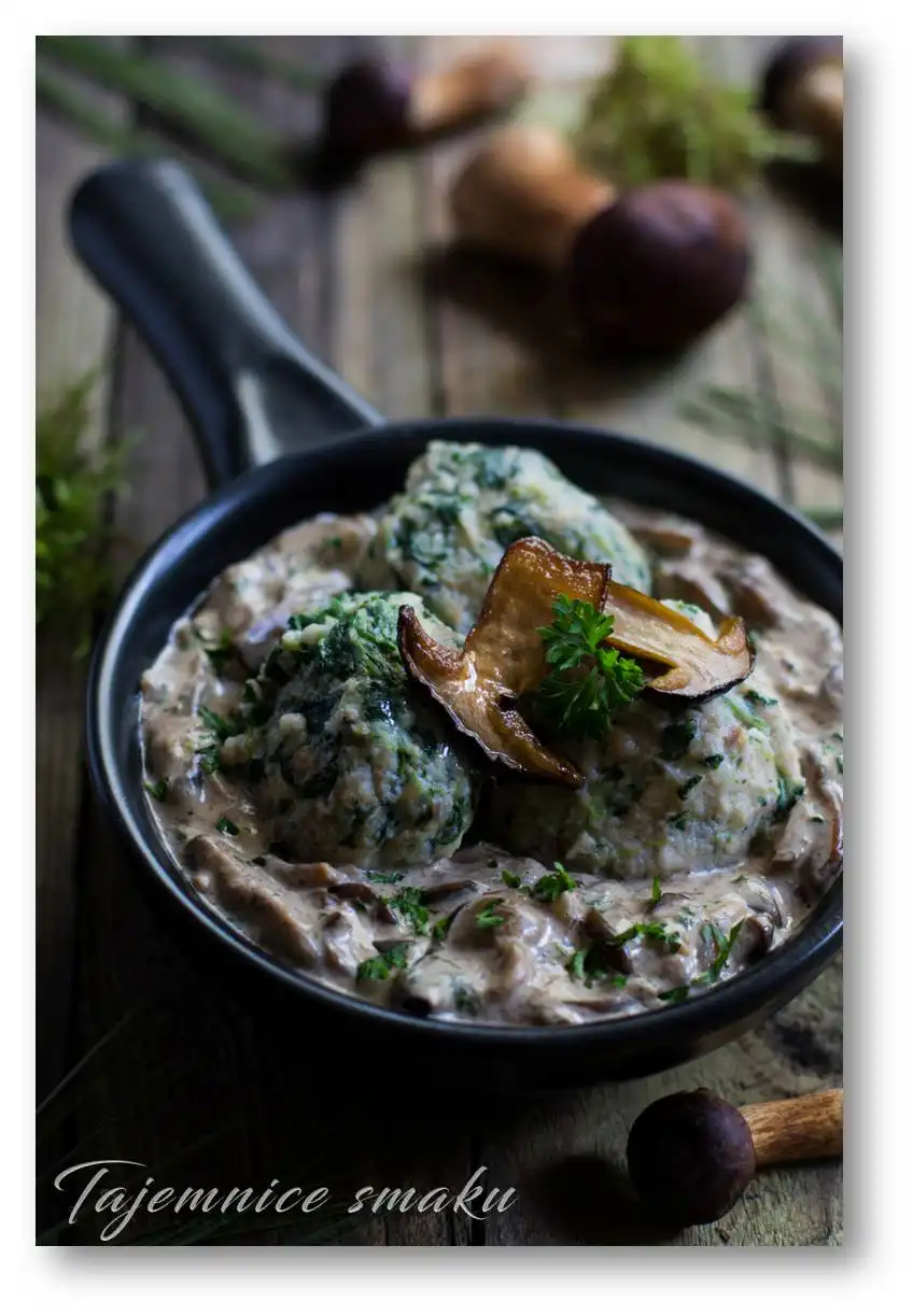 szpinakowe-knedle-z-czerstwego-pieczywa-z-grzybowym-ragout-czyli-sosem-z-grzybami