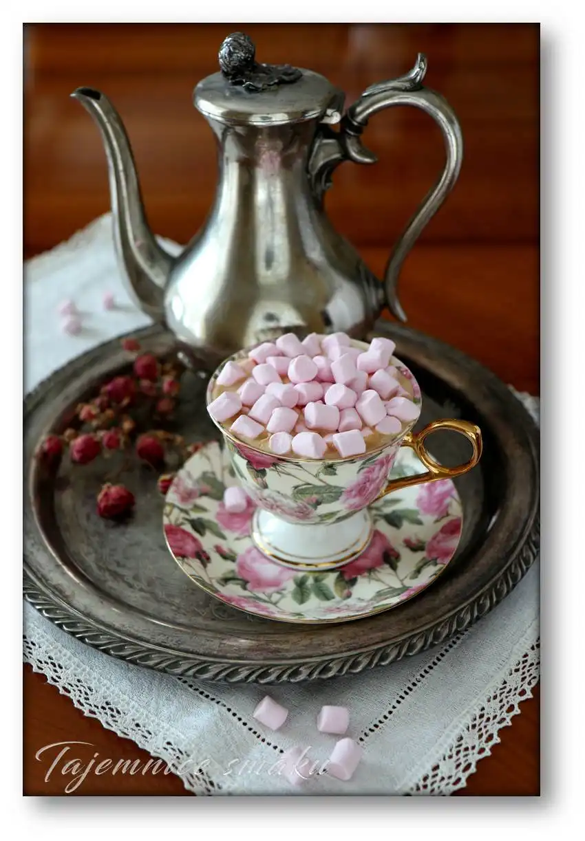 kawa-z-piankami-marshmallow-rozowa-i-biala