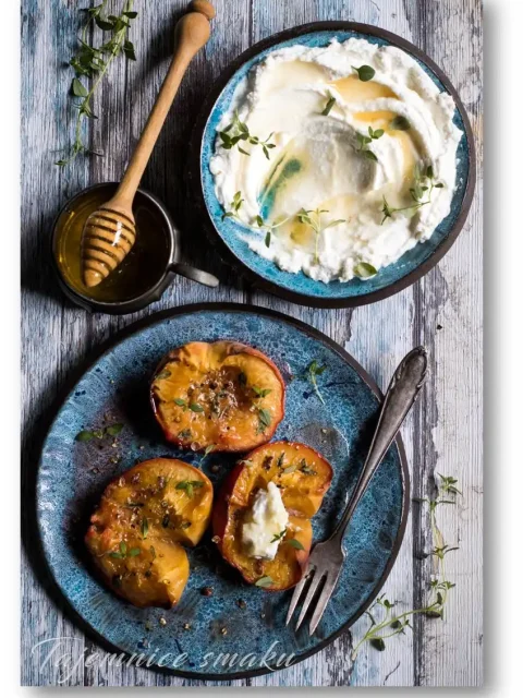 pieczone-brzoskwinie-z-pieprzem-i-tymiankiem-podane-z-serem-ricotta-i-miodem
