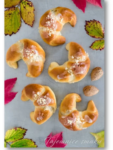 rogale-drozdzowe-nadziane-bialym-makiem-z-bakaliami
