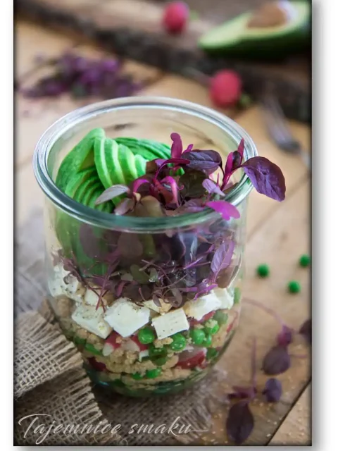 salatka-amarantus-z-feta-groszkiem-awokado-i-rzodkiewkami