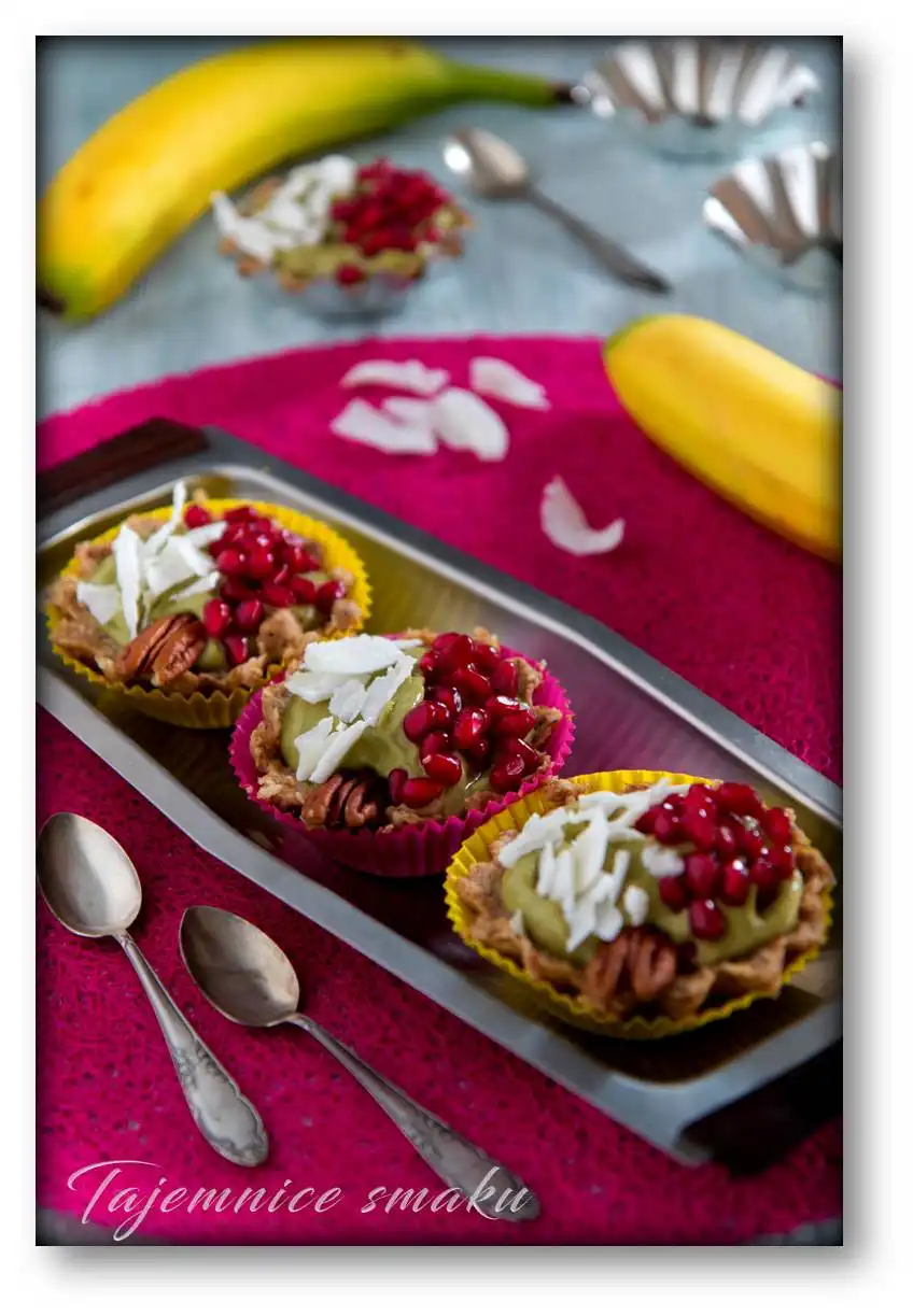 bakaliowe-tartaletki-z-bananami-i-awokado-deser-bez-pieczenia