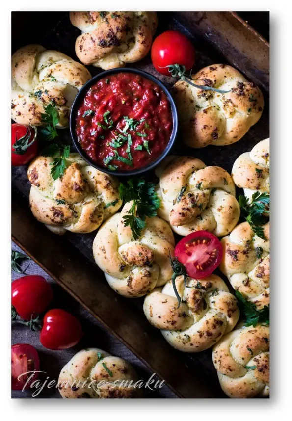 ziolowo-czosnkowe-drozdzowe-wezelki-z-sosem-marinara