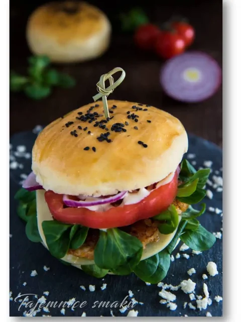 burgery-z-domowa-bulka-i-chrupiacym-kurczakiem-panierowanym-w-panko