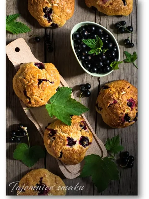 cassis-scones-kruche-buleczki-z-mrozonymi-czarnymi-porzeczkami