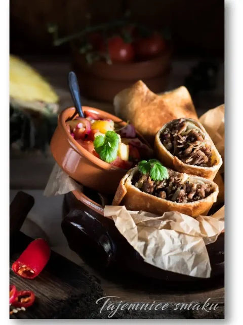 chimichanga-z-wieprzowina-i-salsa-ananasowa