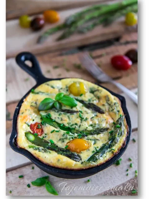 frittata-ze-szparagami-pomidorkami-i-wedzonym-serem
