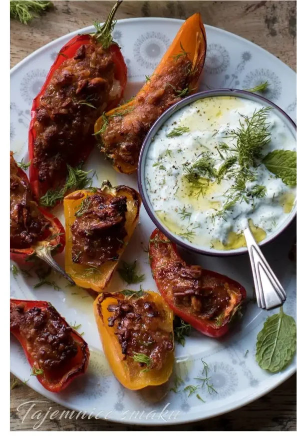 grillowane-papryczki-nadziane-miesem-serem-halloumi-i-swiezymi-ziolami