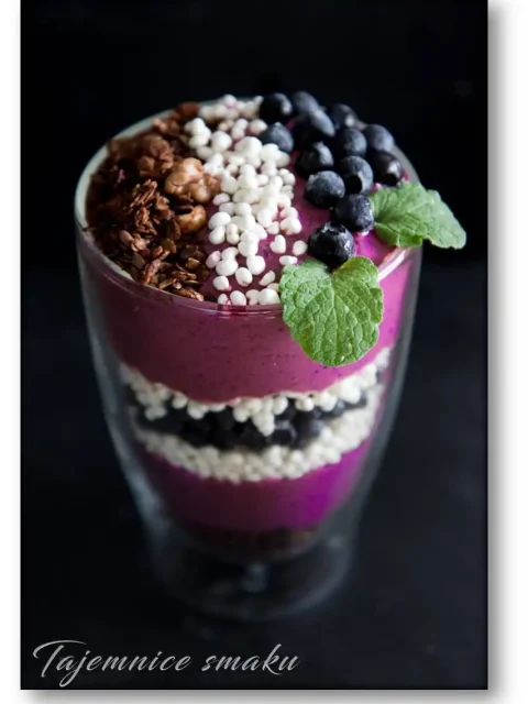 mus-z-czarnych-jagod-jogurtu-chia-z-granola