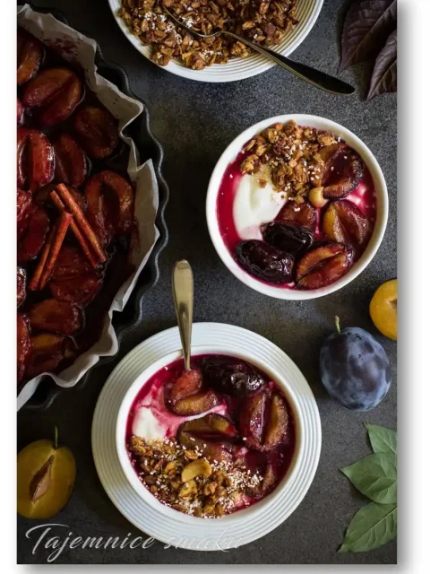 sniadanie-lub-deser-jogurt-z-pieczonymi-sliwkami-i-granola
