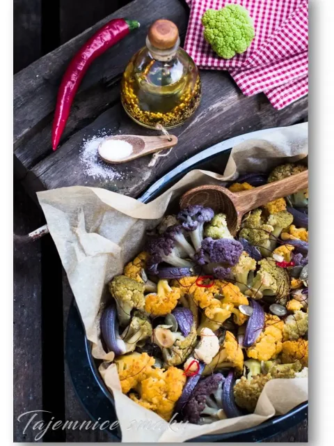 pieczony-kalafior-z-cebula-chili-i-czosnkiem
