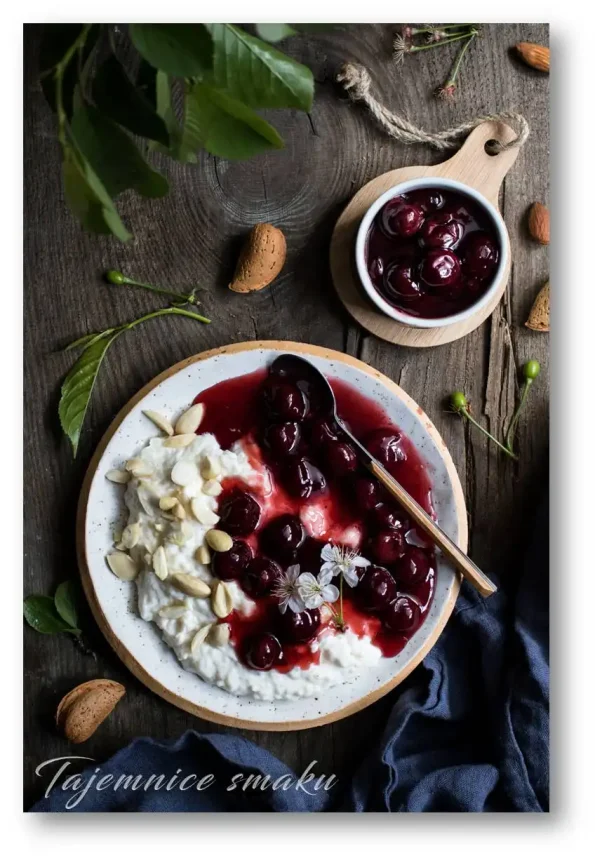 pudding-ryzowy-z-migdalami-i-sosem-wisniowym