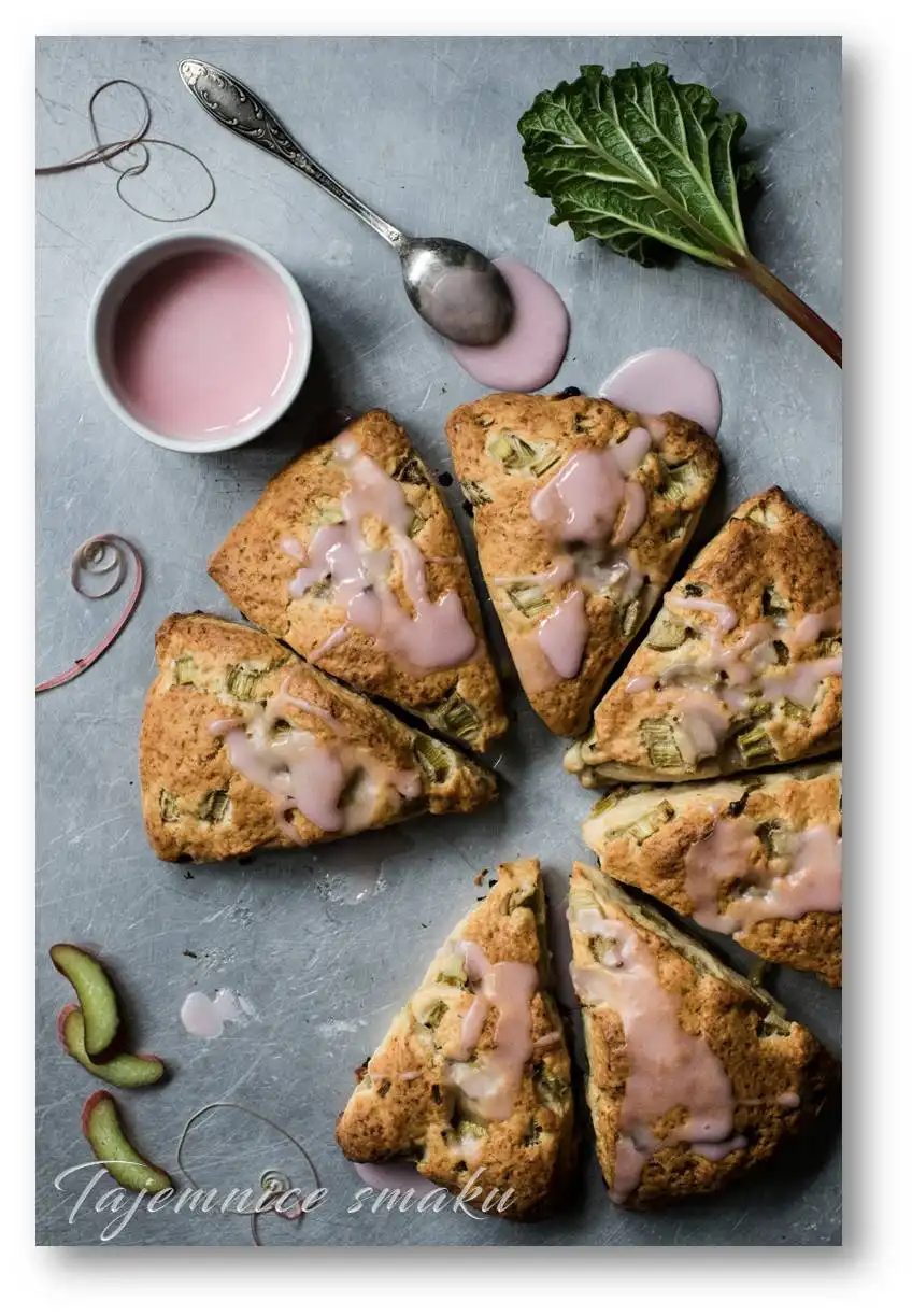 orkiszowe-buleczki-scones-z-rabarbarem-i-rabarbarowym-lukrem