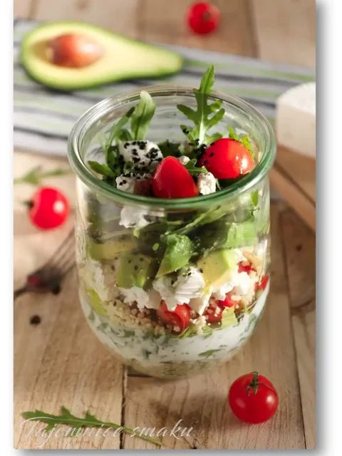 salatka-z-kaszy-jaglanej-z-awokado-serem-feta-rukola-pomidorkami